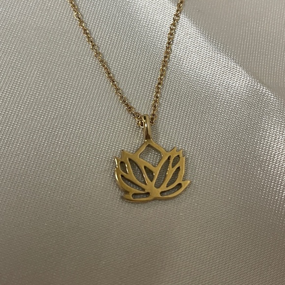 925 Gold plated Lotus Necklace - Picture 1 of 9